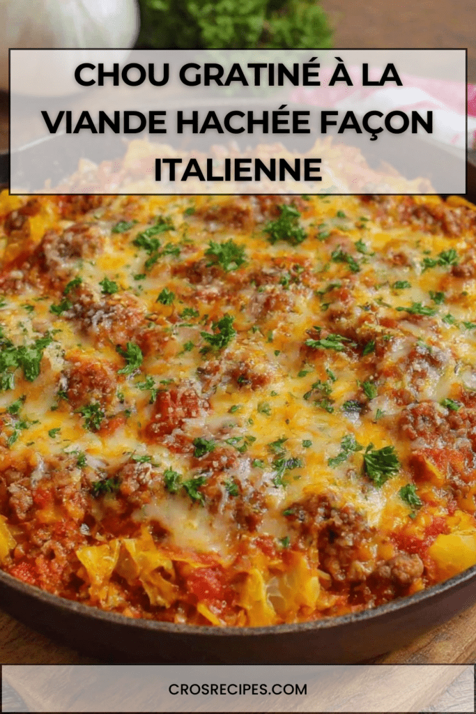 Gratin de chou blanc à la viande hachée, sauce tomate italienne et fromage fondu doré au four, servi chaud dans un plat familial.