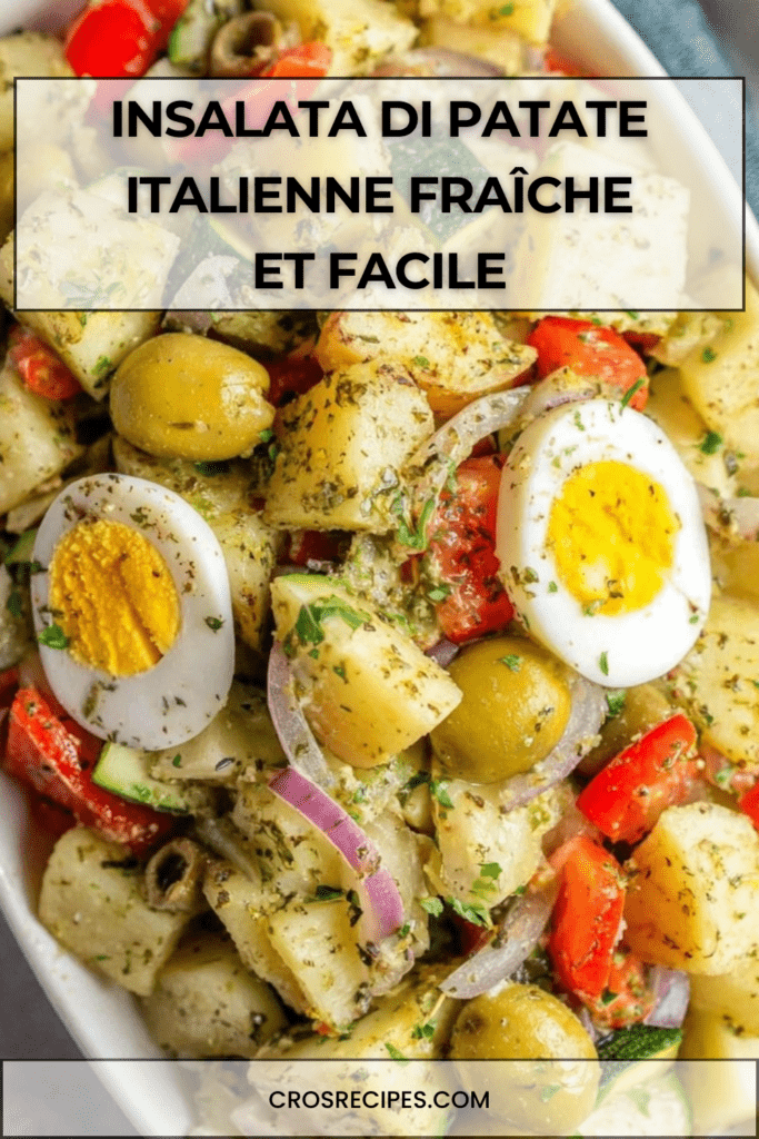 Salade italienne de pommes de terre avec œufs durs, tomates, courgettes, olives vertes et herbes fraîches, assaisonnée à l’huile d’olive. Insalata di Patate
