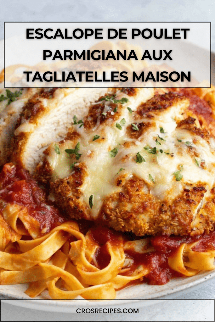 Escalope de poulet parmigiana gratinée à la mozzarella et parmesan, servie sur des tagliatelles nappées de sauce tomate italienne.