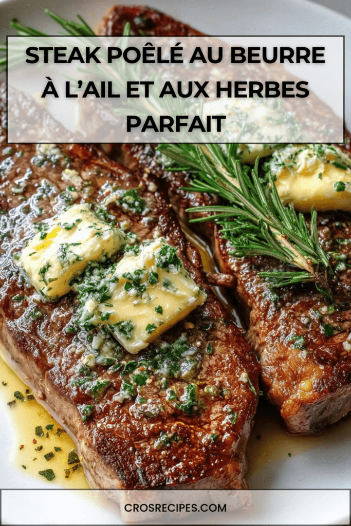 Steak poêlé de bœuf doré avec beurre fondu à l’ail, romarin et thym, servi en tranches juteuses sur une planche en bois.