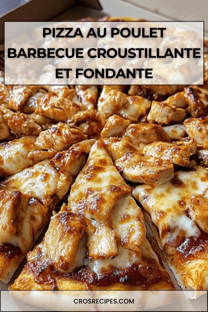Pizza au poulet barbecue dorée au four avec mozzarella fondante, oignons rouges émincés et coriandre fraîche, servie chaude sur une planche en bois.