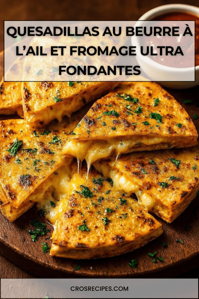 Quesadillas dorées au beurre à l’ail avec fromage mozzarella et cheddar fondant, coupées en triangles et garnies de persil frais, servies avec sauce tomate.
