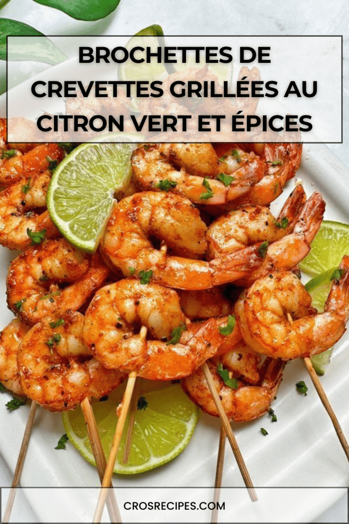 Brochettes de crevettes grillées dorées au citron vert et paprika fumé, garnies de coriandre fraîche, servies avec quartiers de lime.