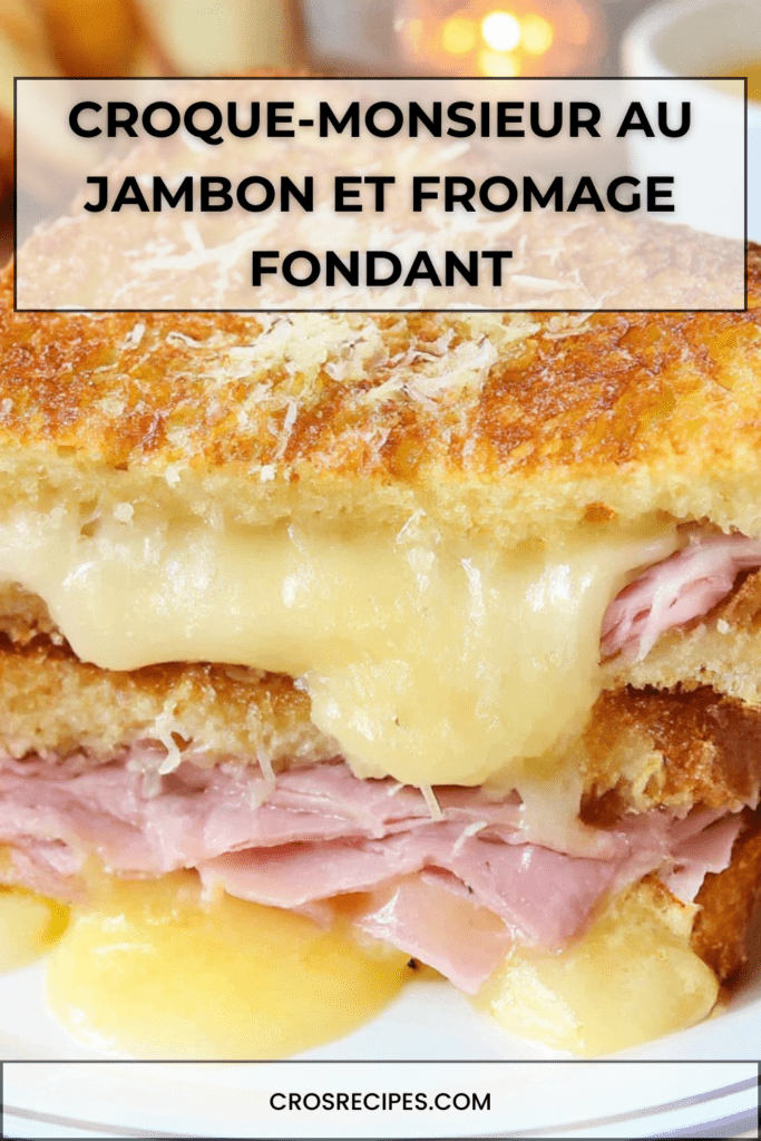Croque-monsieur doré et croustillant au jambon blanc et fromage fondu, servi chaud avec salade verte sur table en bois.