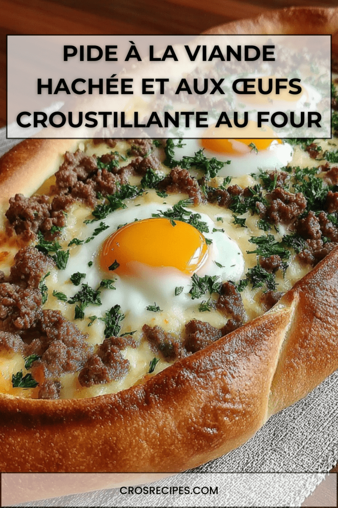 Pide turque en forme de bateau garnie de viande hachée, fromage fondu et œufs coulants, cuite au four et parsemée de persil frais.