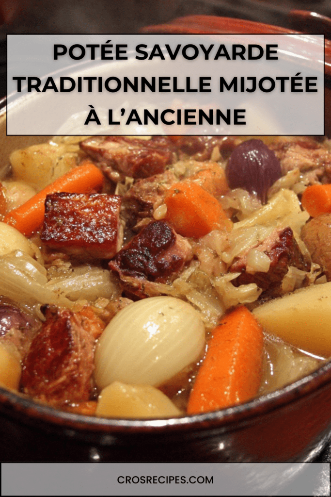 Potée savoyarde traditionnelle en cocotte avec chou vert, palette de porc, saucisses fumées, carottes et pommes de terre servie bien chaude.