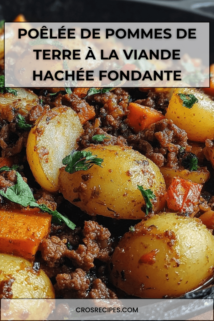 Poêlée de pommes de terre grenailles dorées avec viande hachée, carottes, poivron rouge et persil frais servie bien chaude.