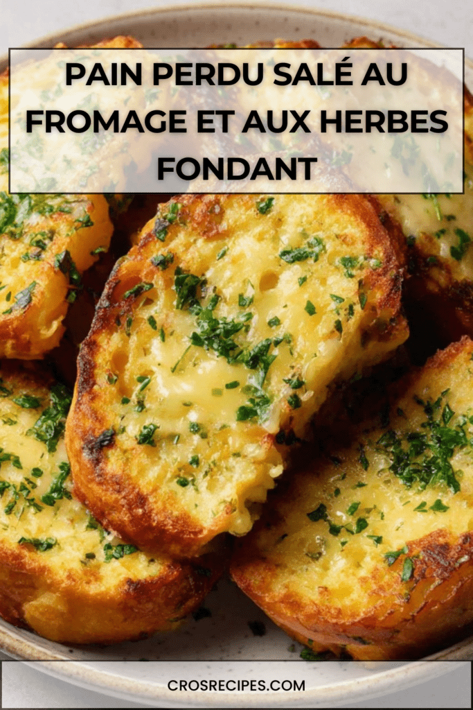 Tranches de pain perdu salé dorées à la poêle avec fromage fondu et herbes fraîches, servies chaudes sur assiette.