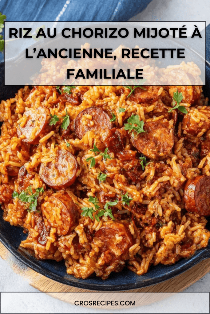 Riz au chorizo mijoté servi dans une poêle rustique, grains de riz fondants imprégnés de sauce tomate, rondelles de chorizo dorées et persil frais.