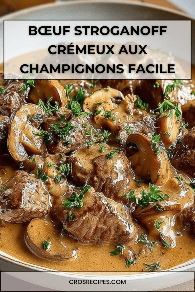 Bœuf Stroganoff crémeux aux champignons servi chaud dans une poêle, morceaux de bœuf tendres nappés de sauce onctueuse, persil frais et champignons dorés.