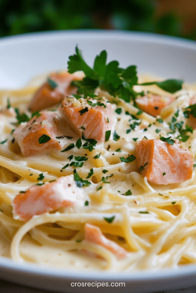 Assiette de spaghetti au saumon nappés de sauce crémeuse avec herbes fraîches et citron