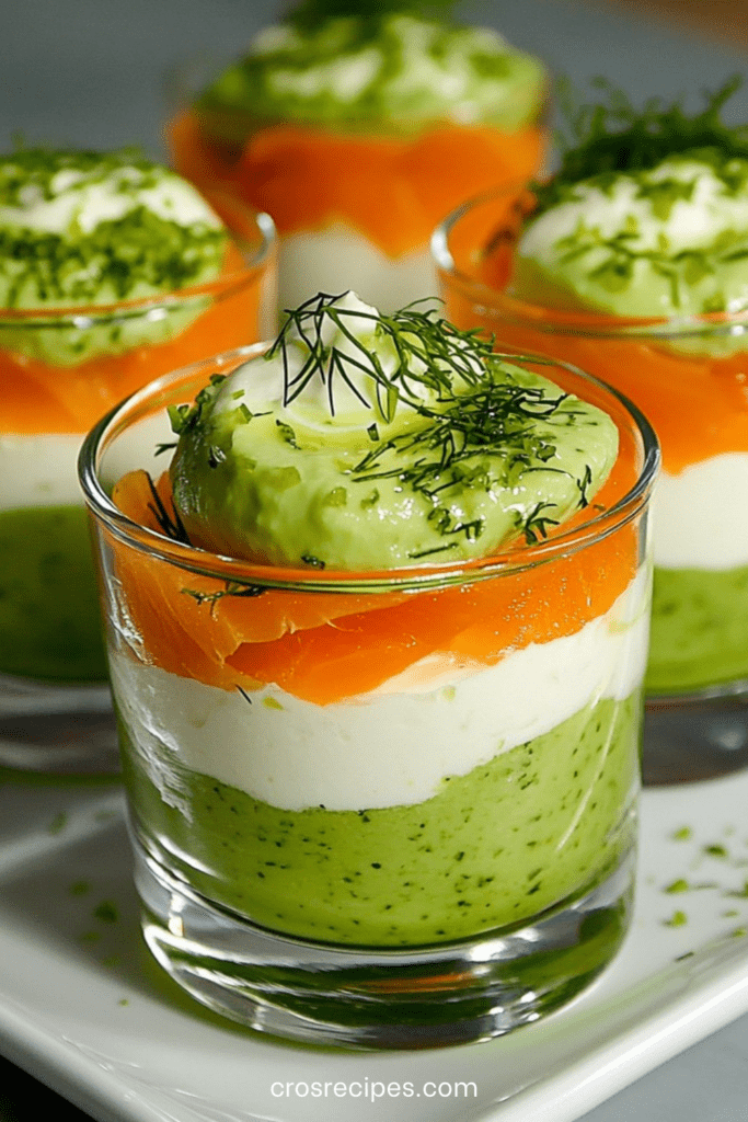 Verrines avocat, saumon fumé et fromage frais en couches nettes, décorées d’aneth, servies bien fraîches dans des verres transparents.