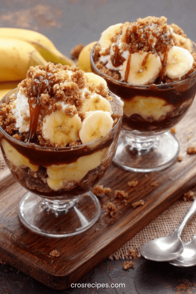 Verrines banane avec crème vanille onctueuse, caramel nappant et crumble biscuité croustillant, présentées en couches visibles.