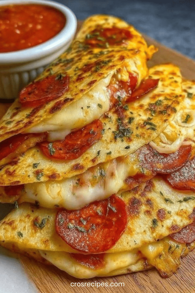 Quesadilla façon pizza garnie de mozzarella fondante, pepperoni croustillant et sauce tomate, coupée en parts dorées sur planche en bois.