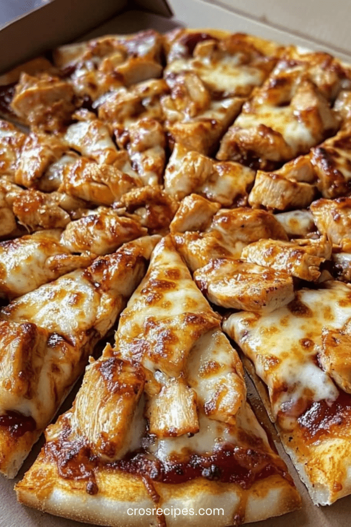 Pizza au poulet barbecue dorée au four avec mozzarella fondante, oignons rouges émincés et coriandre fraîche, servie chaude sur une planche en bois.