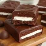 Barres chocolatées maison coupées en rectangles, enrobées de chocolat noir brillant et garnies d’un fourrage crémeux à la vanille de couleur blanche