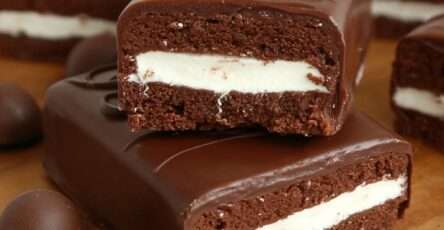 Barres chocolatées maison coupées en rectangles, enrobées de chocolat noir brillant et garnies d’un fourrage crémeux à la vanille de couleur blanche