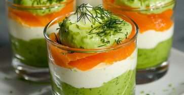 Verrines avocat, saumon fumé et fromage frais en couches nettes, décorées d’aneth, servies bien fraîches dans des verres transparents.