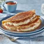 Crêpes façon tiramisu garnies de crème mascarpone onctueuse, saupoudrées de cacao, servies en dessert gourmand.