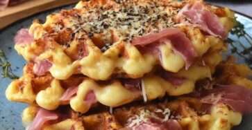 Gaufres salées dorées garnies de jambon cru et fromage fondant, servies chaudes avec une texture croustillante et un cœur coulant.