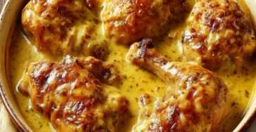 Poulet mijoté à la moutarde à l’ancienne en cocotte, cuisses de poulet fondantes nappées d’une sauce crémeuse aux oignons et moutarde.