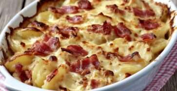 Gratin de pommes de terre aux lardons doré au four, pommes de terre fondantes, lardons fumés et crème onctueuse, servi chaud dans un plat familial.