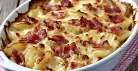 Gratin de pommes de terre aux lardons doré au four, pommes de terre fondantes, lardons fumés et crème onctueuse, servi chaud dans un plat familial.