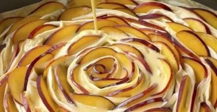 Tarte filo froissée aux pêches dorée au four, garnie de pêches fondantes et arrosée de miel, servie tiède.