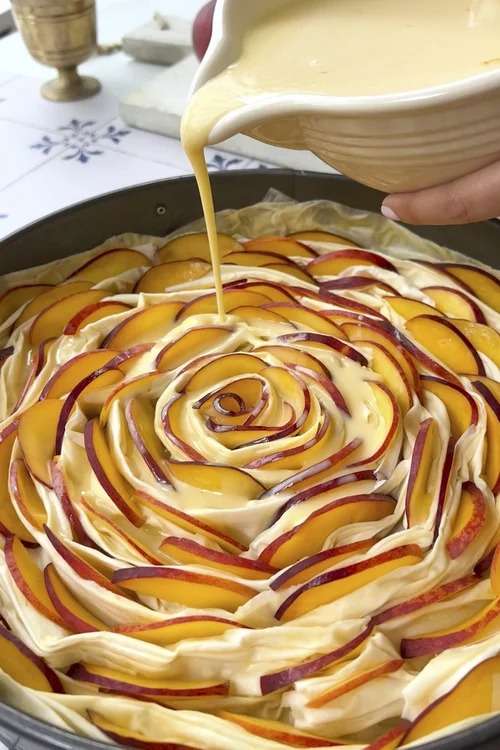 Tarte filo froissée aux pêches dorée au four, garnie de pêches fondantes et arrosée de miel, servie tiède.
