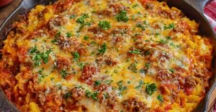 Gratin de chou blanc à la viande hachée, sauce tomate italienne et fromage fondu doré au four, servi chaud dans un plat familial.