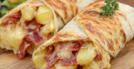 Wraps chauds garnis de pommes de terre, lardons et reblochon fondu, dorés à la poêle et servis bien chauds.