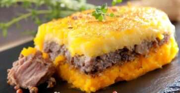 Parmentier de canard à la patate douce gratiné au four, doré sur le dessus, servi chaud dans un plat à gratin avec texture fondante.