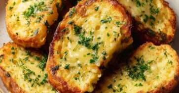 Tranches de pain perdu salé dorées à la poêle avec fromage fondu et herbes fraîches, servies chaudes sur assiette.