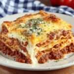 Lasagnes à la viande hachée gratinées au four, couches visibles de pâtes, sauce tomate, béchamel crémeuse et fromage doré dans un plat familial.
