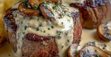 Filet mignon de porc en médaillons nappé de sauce crémeuse au Boursin, champignons dorés, persil frais et présentation chaude et gourmande dans une poêle.