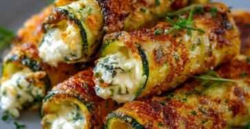 Roulés de courgettes gratinés à la ricotta, mozzarella et parmesan, nappés de sauce tomate et servis bien dorés au four