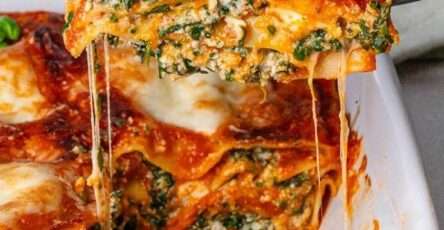 Lasagnes aux épinards et à la ricotta gratinées au four, couches de pâtes, sauce tomate maison et fromage doré