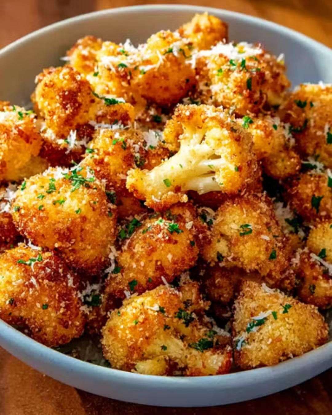 Fleurettes de chou-fleur croustillantes au parmesan, panure dorée au four, servies chaudes avec persil frais