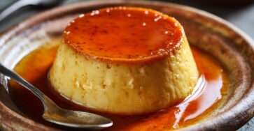 Flan aux œufs maison au sucre roux, texture lisse et fondante, cuit au bain-marie et servi bien frais.