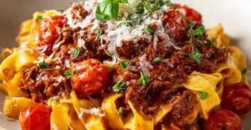 Pappardelle fraîches nappées d’une sauce bolognaise italienne épaisse au bœuf effiloché, tomates et herbes, servies avec parmesan.