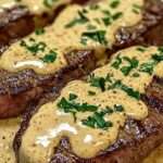 Steak au poivre de bœuf épais enrobé de poivre concassé, nappé de sauce crémeuse au poivre dans une poêle en fonte, servi chaud avec persil frais.