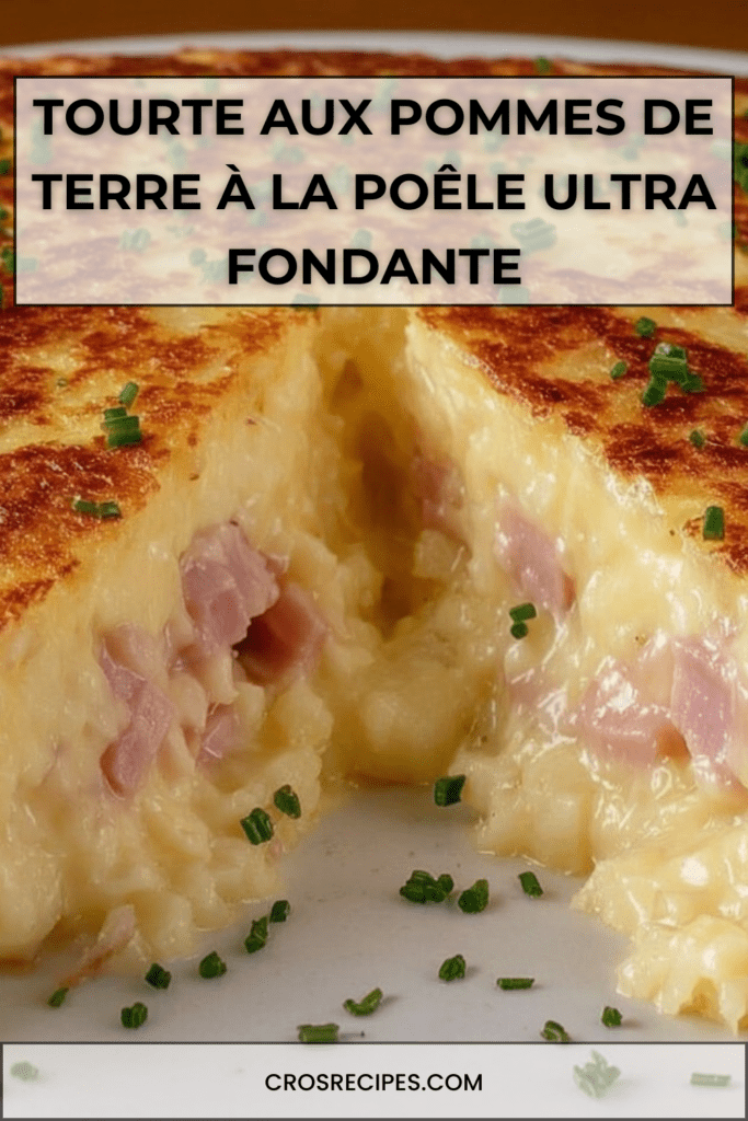 Tourte aux pommes de terre dorée à la poêle, garnie de fromage fondant et de jambon, servie chaude sur une assiette rustique avec texture crémeuse visible