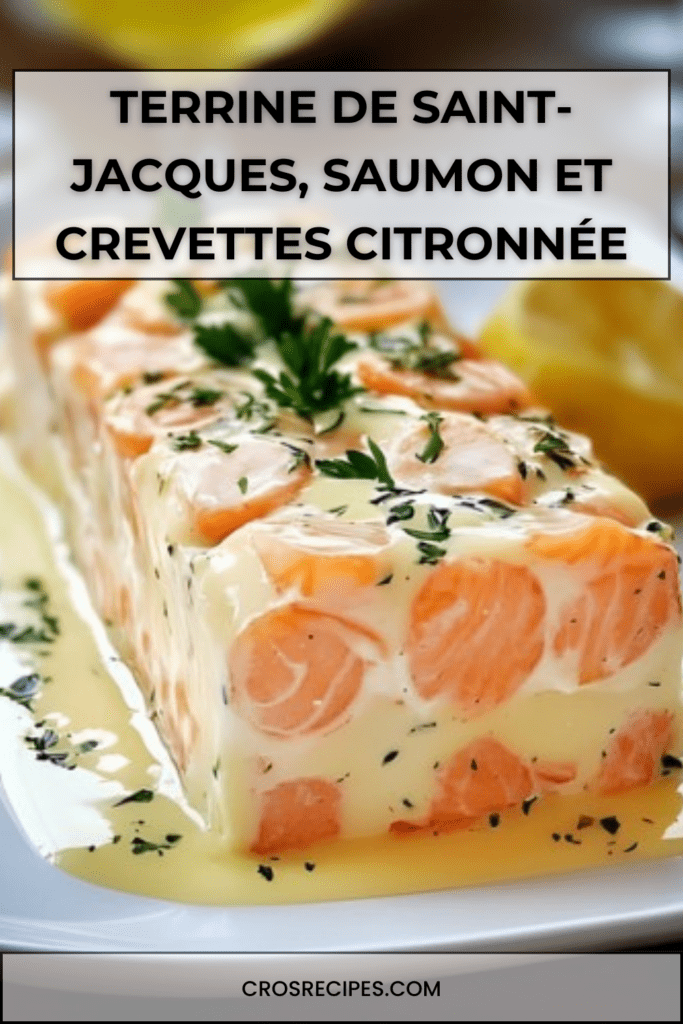 Terrine de Saint-Jacques, saumon et crevettes à la crème citronnée, texture fondante visible à la découpe, servie froide avec herbes fraîches et citron