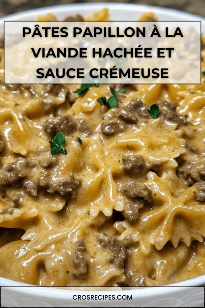 Pâtes papillon à la viande hachée nappées de sauce crémeuse au parmesan, texture onctueuse visible, servies chaudes avec persil frais