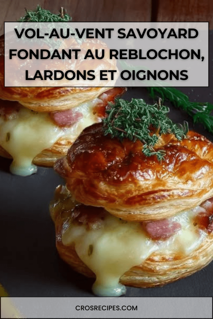 Vol-au-vent savoyard garni de reblochon fondu, lardons dorés et oignons fondants, pâte feuilletée croustillante, servi chaud et gratiné