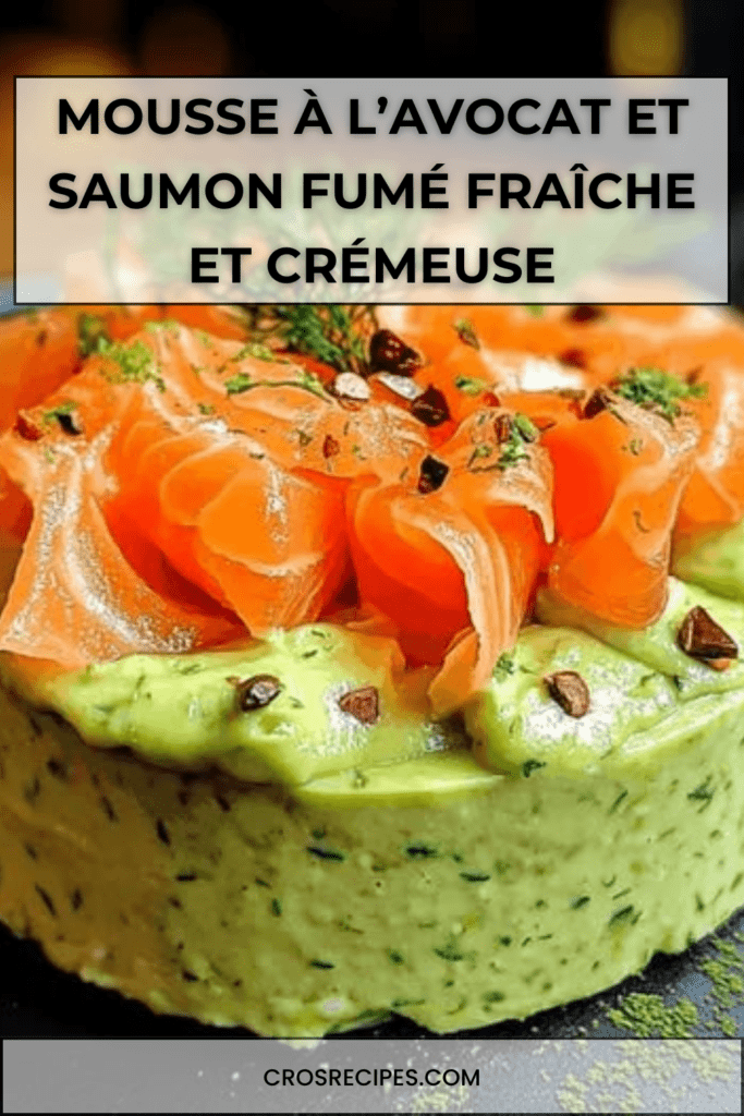 mousse à l’avocat onctueuse garnie de saumon fumé, dressée en verrine, texture lisse visible, décorée d’aneth frais et zestes de citron