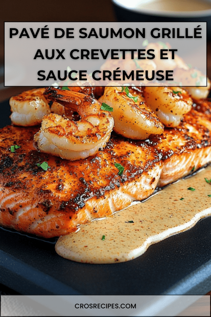 Pavé de saumon grillé doré à la poêle nappé de sauce crémeuse aux crevettes, texture moelleuse visible, persil frais en finition et filet de citron