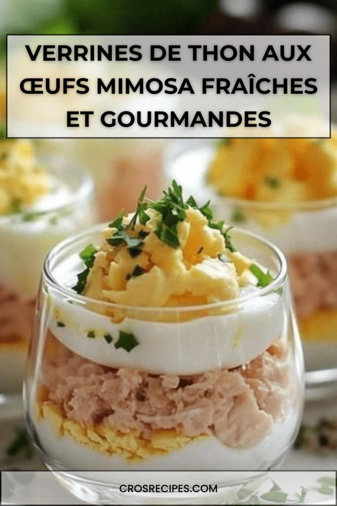 Verrines de thon aux œufs mimosa avec couches visibles de thon crémeux, blancs d’œufs hachés et jaunes émiettés, décorées de ciboulette fraîche