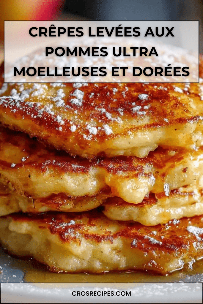 Crêpes levées aux pommes dorées à la poêle, texture épaisse et moelleuse visible, morceaux de pommes fondants intégrés, servies chaudes avec miel