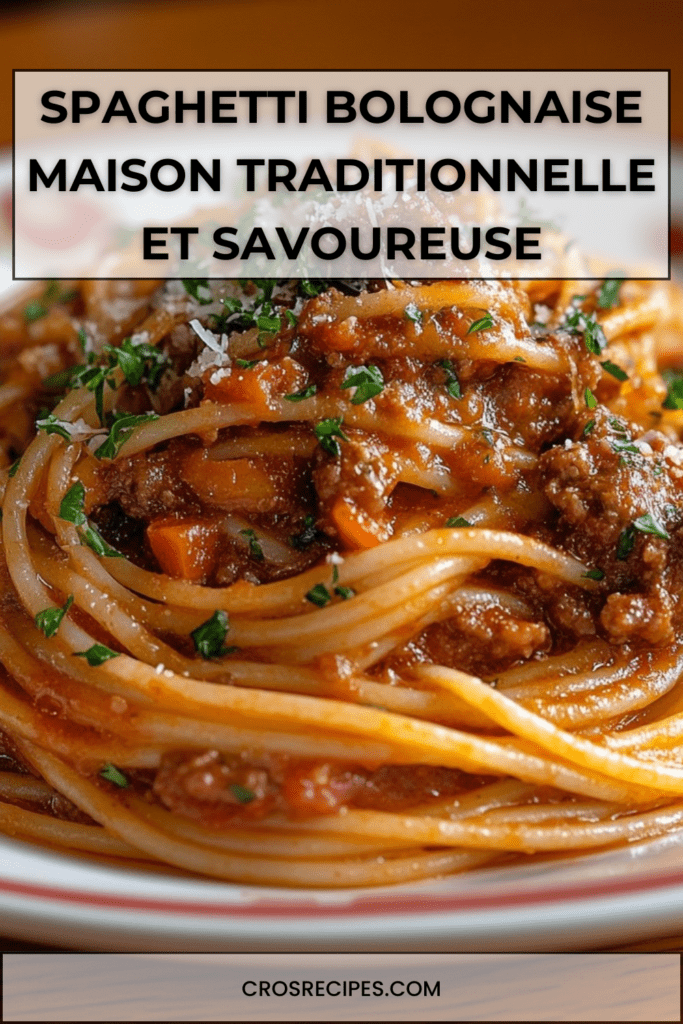 Spaghetti bolognaise maison avec sauce tomate épaisse au bœuf haché, légumes fondants, persil frais et parmesan râpé servis dans une assiette creuse